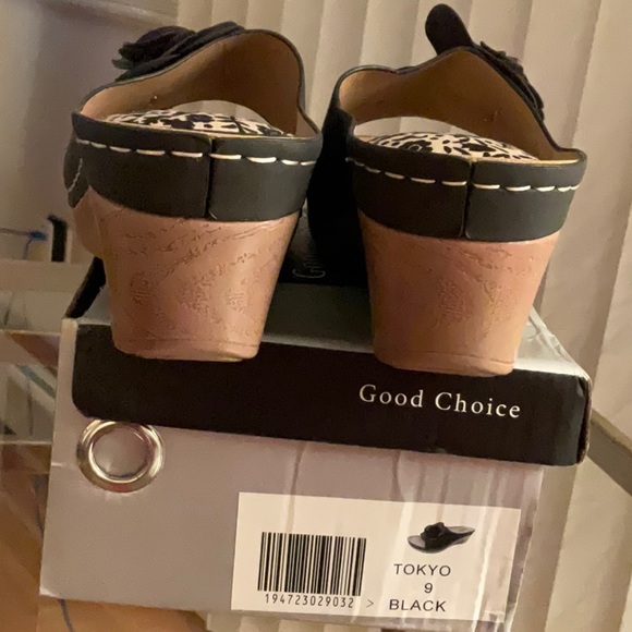 Black Sandals with Decorative Rose. Size 9. Condition Like New. - Picture 2 of 4